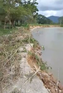 AMENAZA|El río Paulaya, se ha llevado parte de lo que el terraplén. 