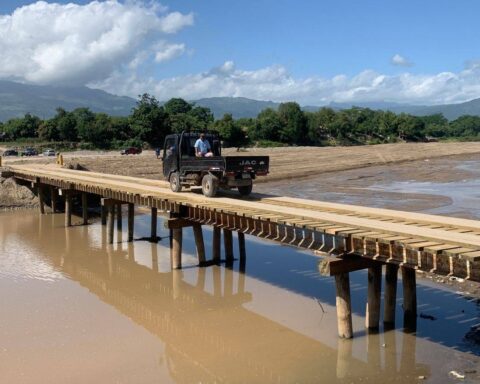 La obra, valorada en 2.5 millones de lempiras, busca restablecer de forma temporal el paso vehicular tras la destrucción del antiguo puente por la tormenta tropical Sara.